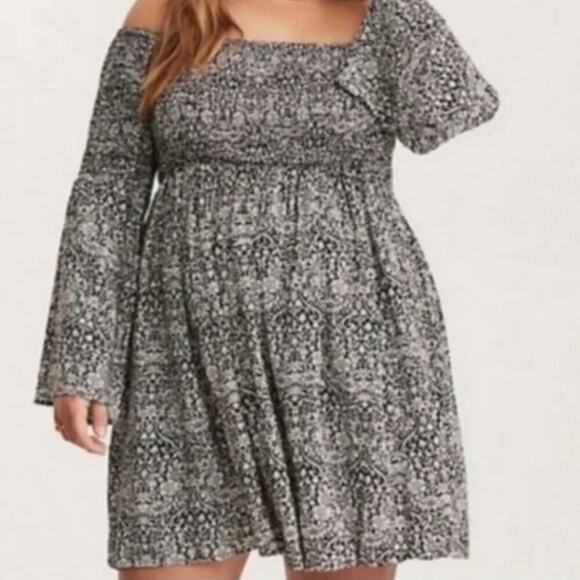 TORRID Black and White Abstract Print Smocked BellSleeve Dress Sz. 3 or a 3X - Picture 2 of 5